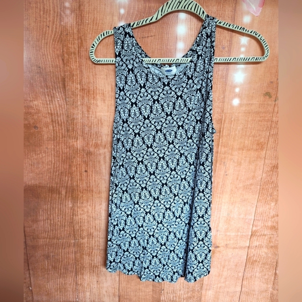 OLD NAVY BLACK AND WHITE SUMMER TOP SIZE LARGE